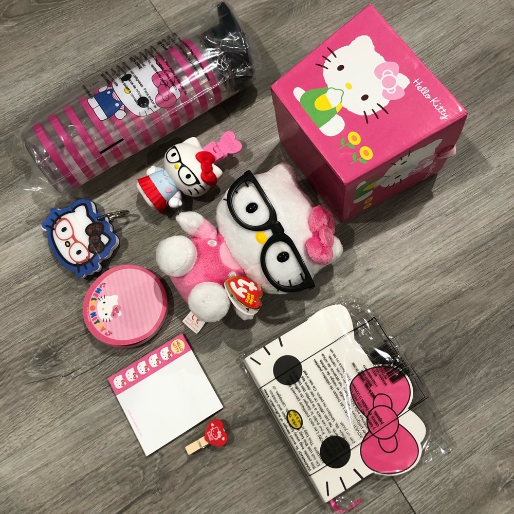 Hello Kitty 12 items